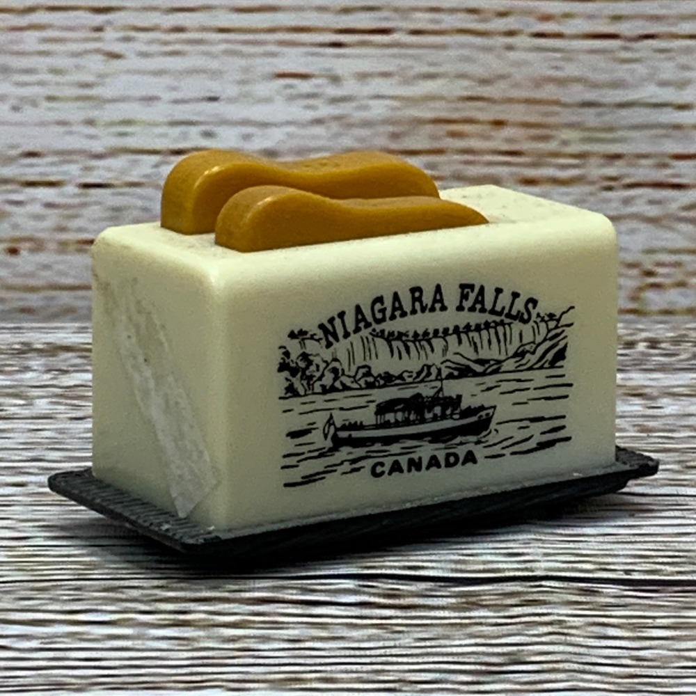 Vintage‎ Niagara Falls Canada Salt & Pepper Shaker Toaster Novelty Collectible